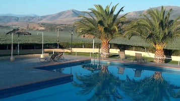 Una piscina al aire libre de temporada