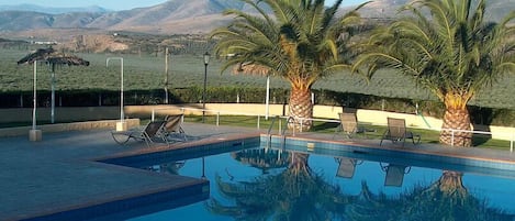 Una piscina al aire libre de temporada