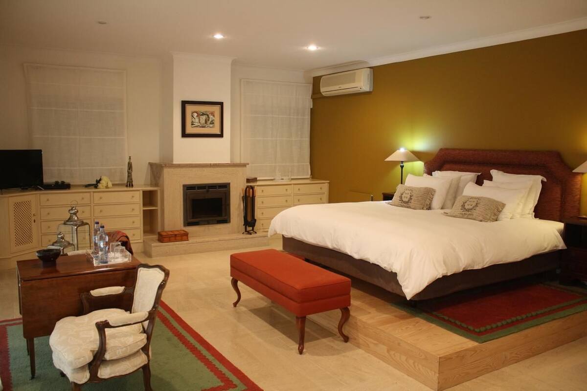 6 bedrooms, premium bedding, iron/ironing board, free WiFi