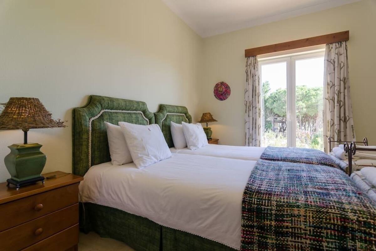 6 bedrooms, premium bedding, iron/ironing board, free WiFi