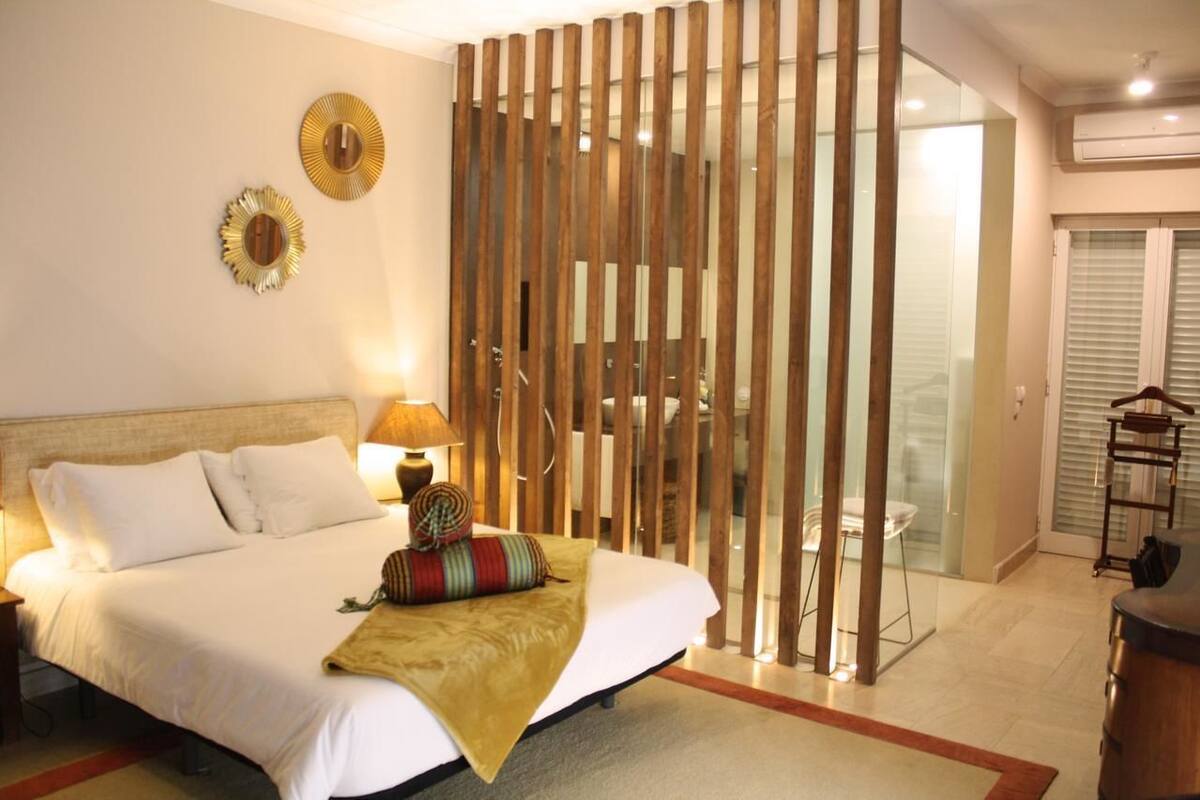 6 bedrooms, premium bedding, iron/ironing board, free WiFi