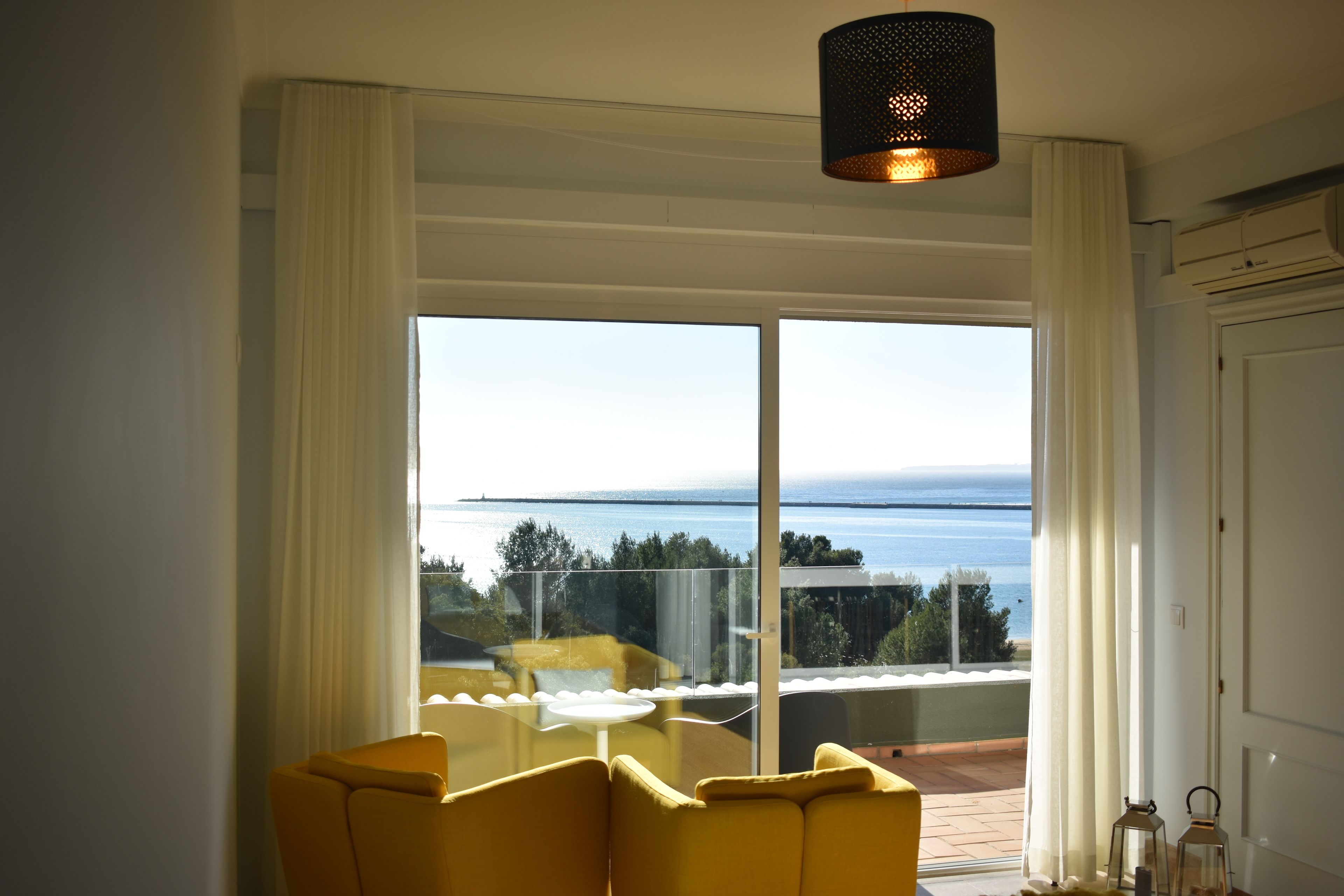 平板电视、DVD 播放器、玩具、书