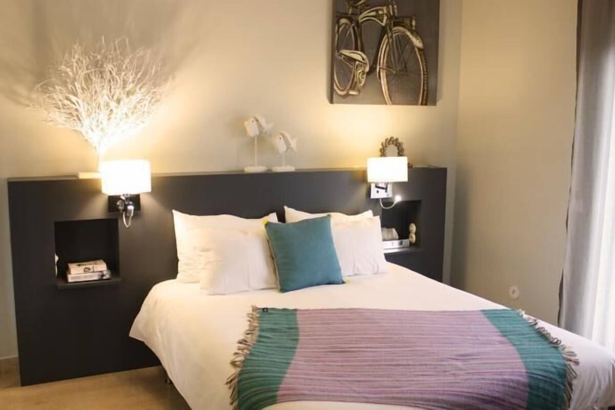 6 bedrooms, premium bedding, iron/ironing board, free WiFi