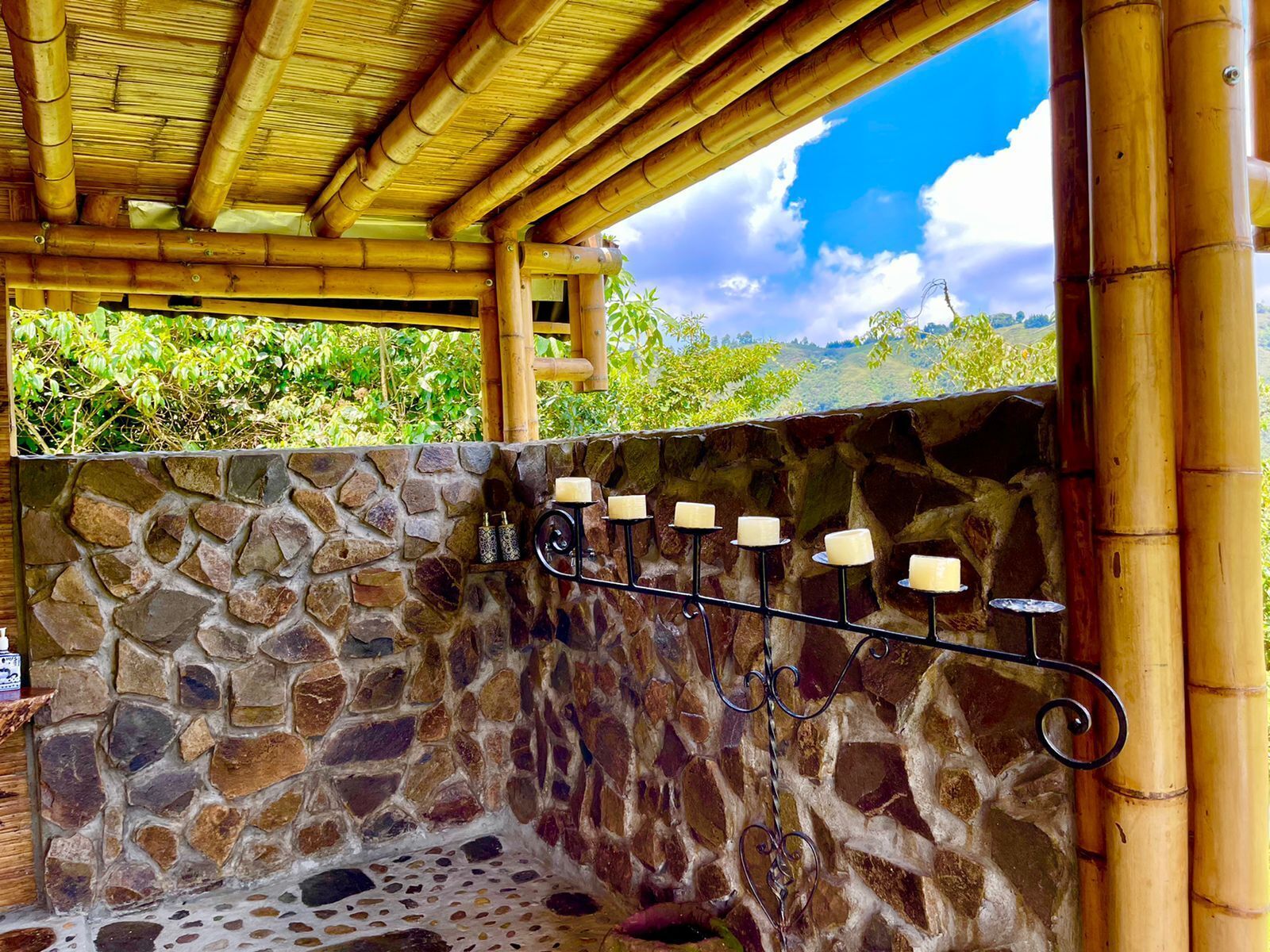 Elite Cabin | Bathroom | Shower, free toiletries, towels