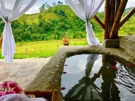 Elite Cabin | Bathroom | Shower, free toiletries, towels