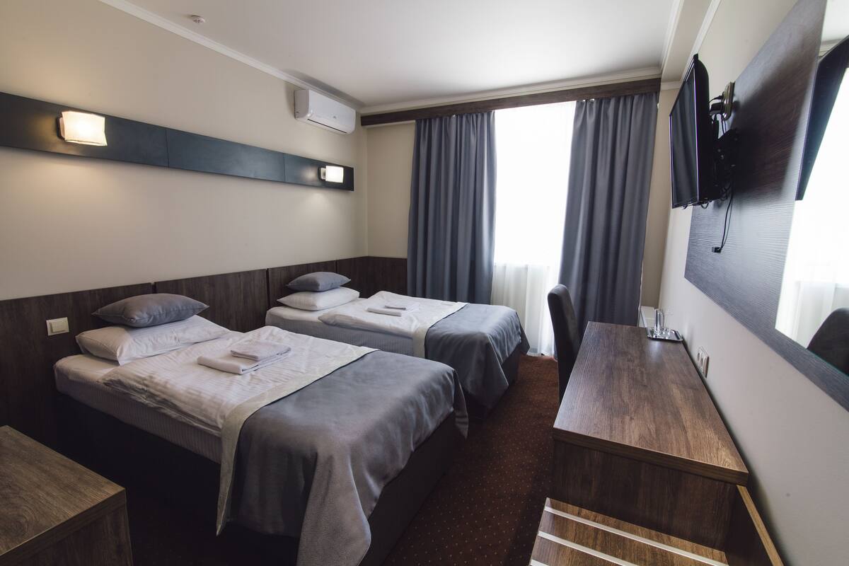 Camera Superior con letto matrimoniale o 2 letti singoli | Una scrivania, ferro/asse da stiro, Wi-Fi gratuito