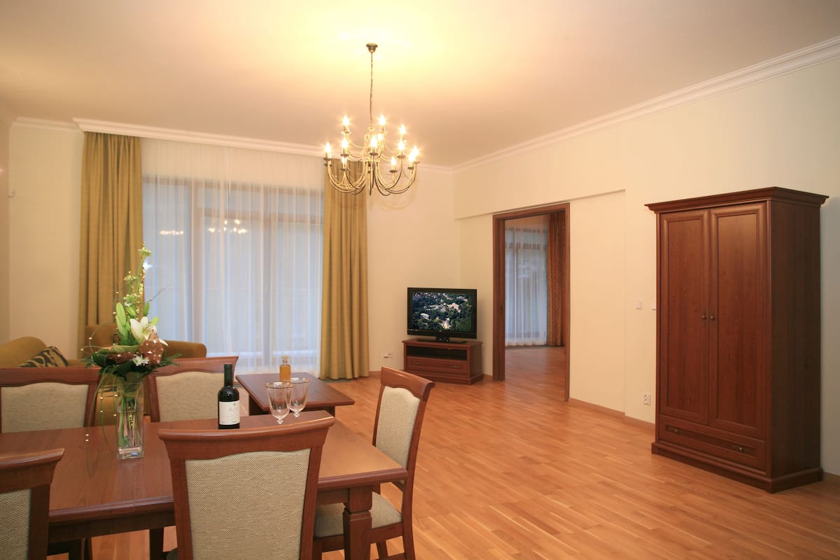 Deluxe-Apartment | Wohnbereich | Flachbildfernseher, DVD-Player