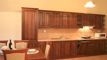 Apartemen Deluks, 3 kamar tidur | Dapur pribadi | Lemari es, microwave, kompor, dan mesin pencuci piring