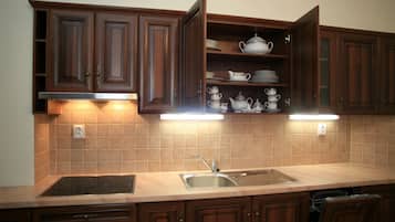 Departamento Deluxe | Cocina privada | Refrigerador, microondas, parrilla de estufa y lavavajillas