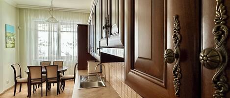 Una cocina moderna con comedor, ventanas amplias y vistas al exterior.