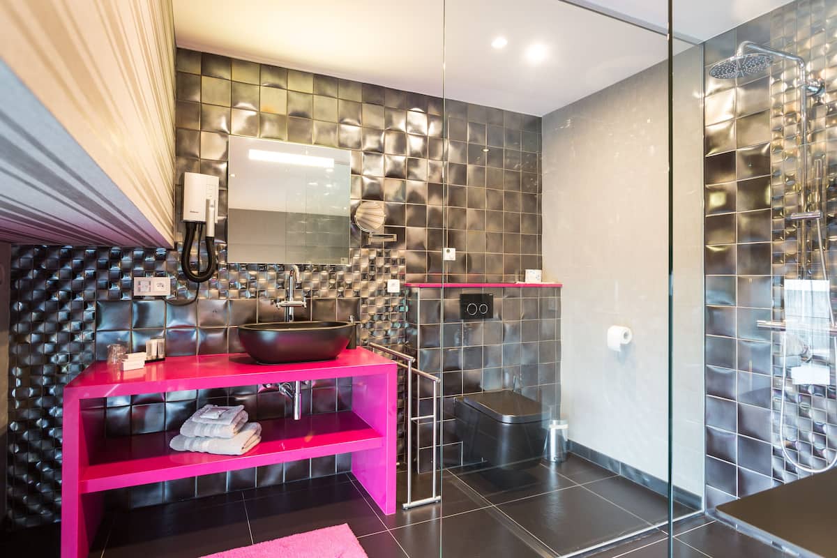 standard double room (modern) | bathroom | shower, rainfall showerhead, free toiletries, hair dryer