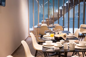 Buffet déjeuner gratuit tous les jours