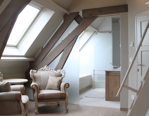 Chambre Deluxe double | Literie de qualité, minibar, coffre-fort, bureau