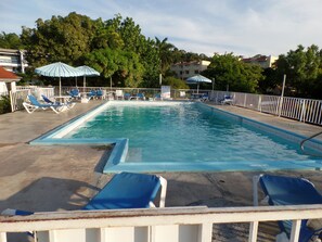 Outdoor pool, pool umbrellas, pool loungers - Sea Horse Beach Studio At Montego Bay Club Resort (Montego Bay)