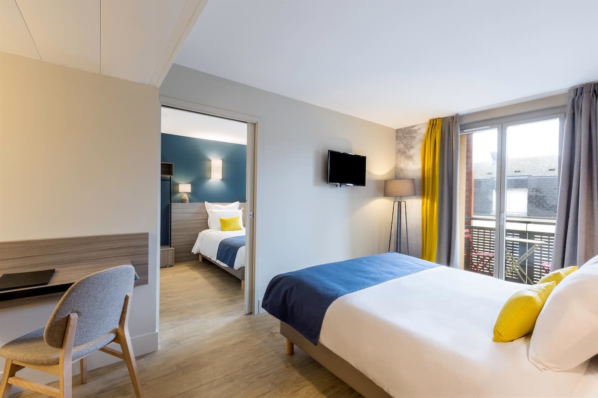 Premium bedding, in-room safe, individually decorated