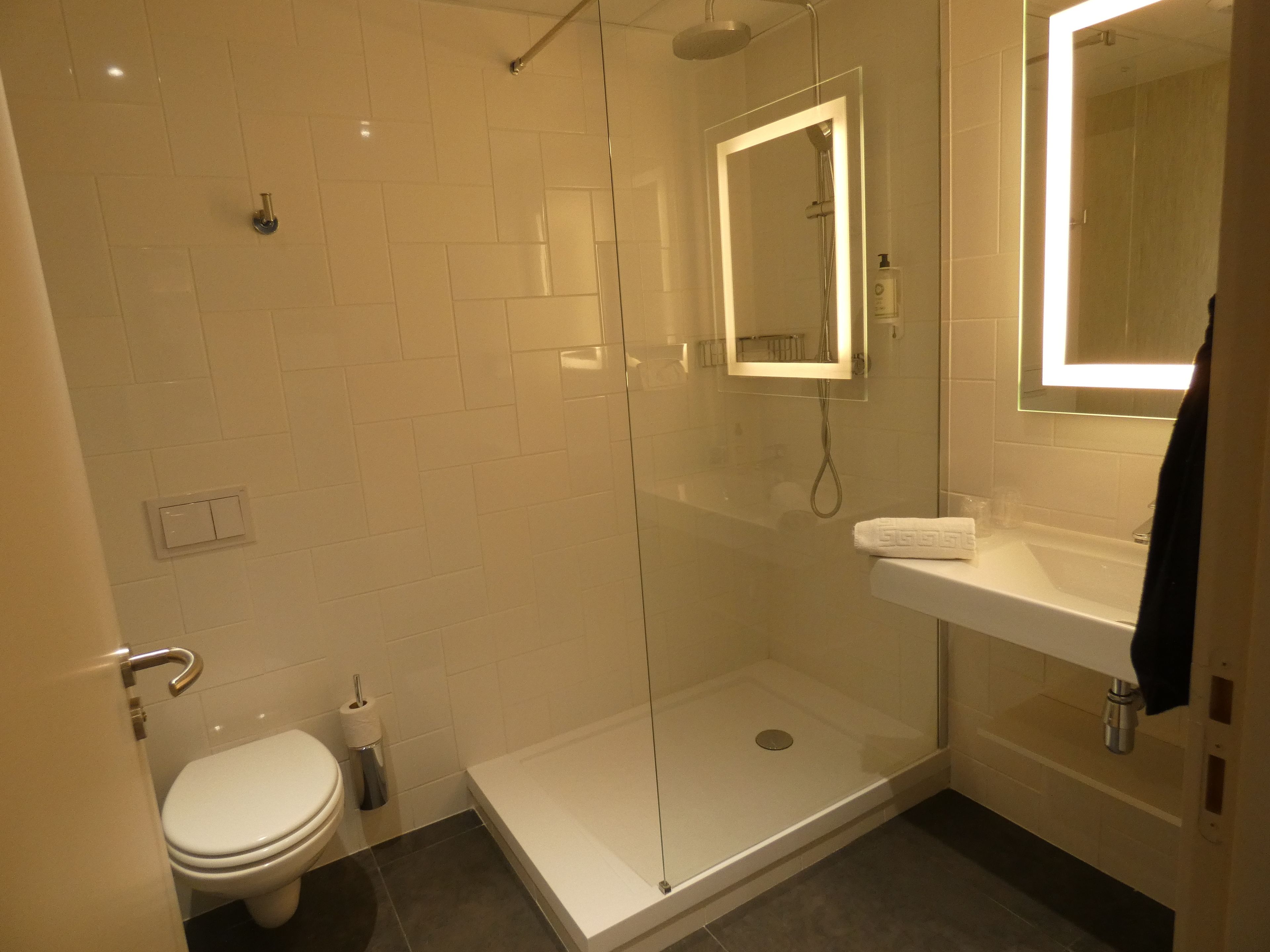 standard room, 1 queen bed | premium bedding, in-room safe, individually decorated