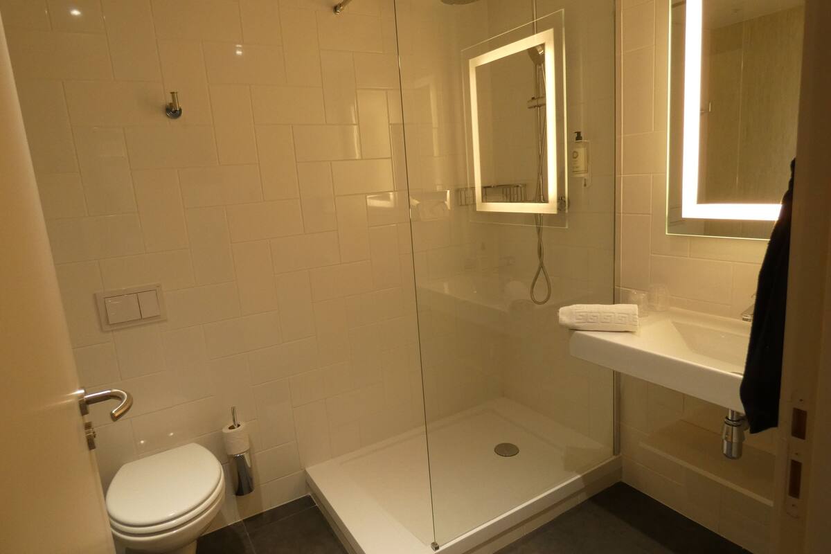 standard room, 1 queen bed | premium bedding, in-room safe, individually decorated