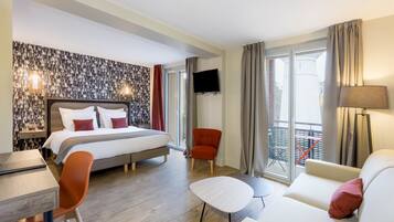 Ropa de cama de alta calidad y caja de seguridad en la habitación