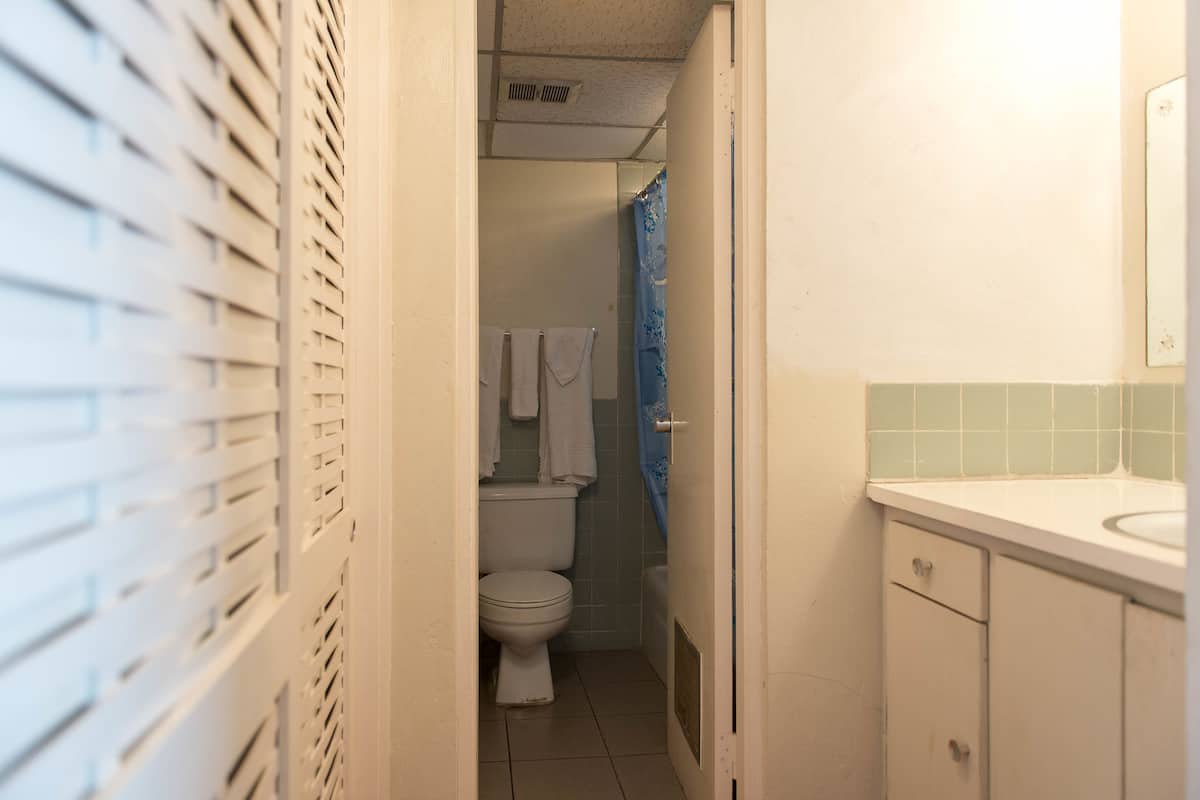 room | bathroom | combined shower/bathtub, free toiletries, towels