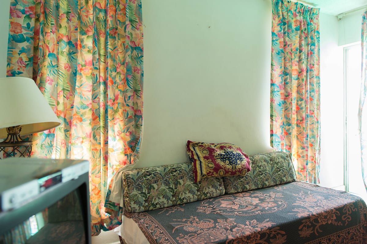 Escritorio, cortinas blackout, wifi gratis y ropa de cama