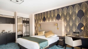 Una habitación de hotel moderna con una cama grande, un escritorio y un armario.