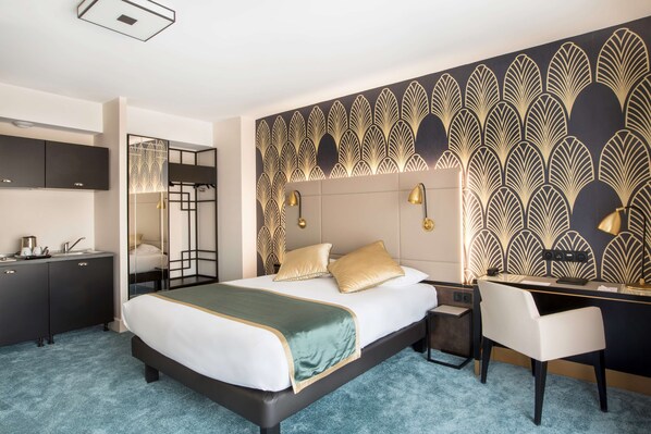 Family Room, 1 Queen Bed, Non Smoking, Kitchenette (with Sofabed)