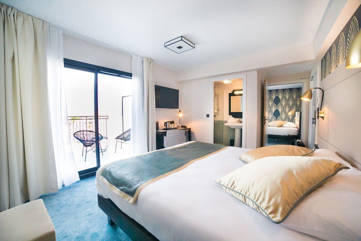 Premium bedding, in-room safe, desk, soundproofing
