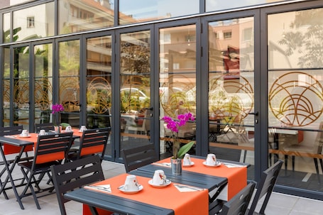 Daily cooked-to-order breakfast for a fee. Best Western Hôtel JOURNEL Saint-Laurent-du-Var Aéroport