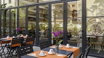 Desayuno a la carta (EUR 14.50 por persona)