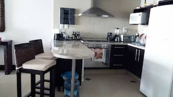 Condo familiar, 3 habitaciones, vista al océano, frente al océano | Cocina privada | Cafetera y tetera, refrigerador, microondas y horno