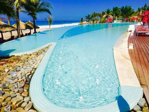 室外游泳池，09:00 至 21:00 开放，池畔遮阳伞，日光浴躺椅