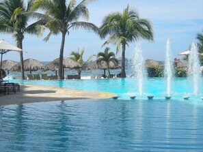 室外游泳池，09:00 至 21:00 开放，池畔遮阳伞，日光浴躺椅