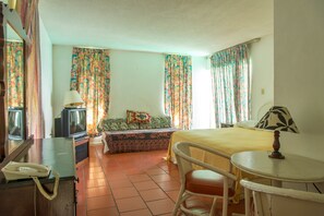 Room | Premium bedding, desk, iron/ironing board, bed sheets - Horizon Beach Studio (Montego Bay)