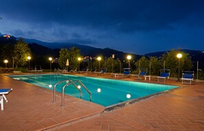 Außenpool, Liegestühle