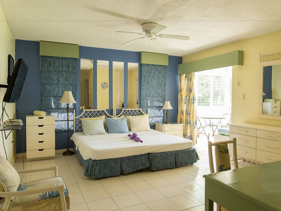 Room | Desk, iron/ironing board, bed sheets