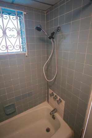 Combined shower/tub, free toiletries, towels - Irie Beach Studio (Montego Bay)