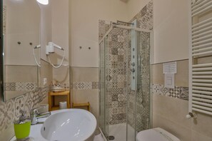 Shower, pengering rambut, kloset, dan handuk