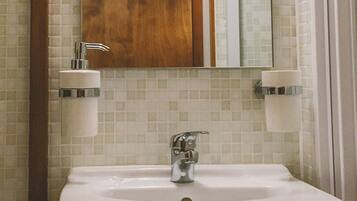 Kabin | Kamar mandi | Shower dan handuk