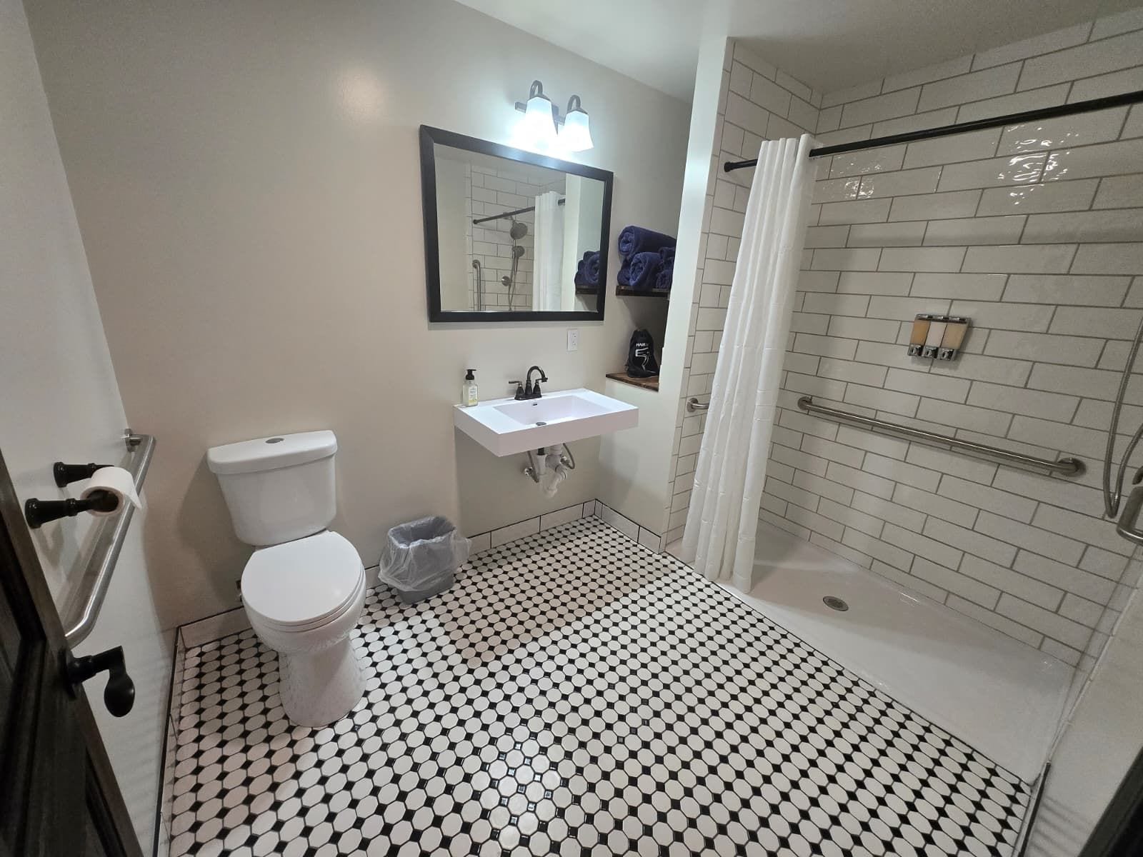 Ein Badezimmer mit Toilette, Waschbecken und Duschbereich.