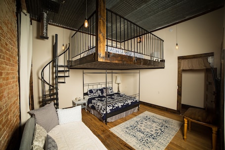 Luxury Loft, Berbilang Katil | Peralatan tempat tidur premium, busa memori, ruang kerja komputer riba . Eighteen-Ninety Sleepover
