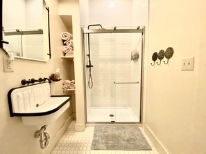 럭셔리 스튜디오, 퀸사이즈침대 1개 (205) | 욕실 | 샤워 시설, 레인폴 샤워기, 무료 세면용품, 헤어드라이어