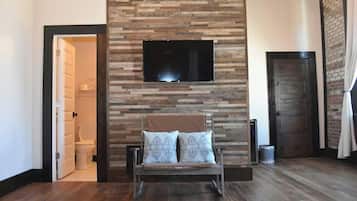 Luxury Studio, 2 Queen beds (305)