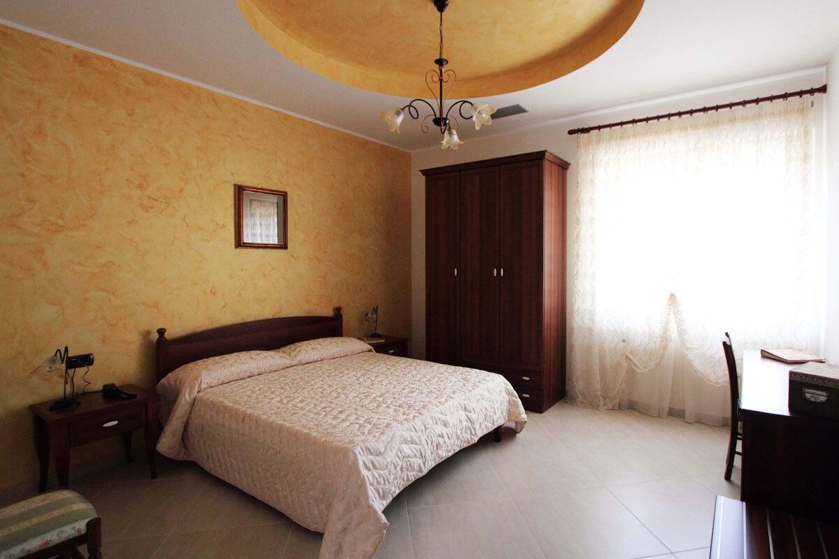 Caja de seguridad en la habitación, escritorio y cunas gratuitas