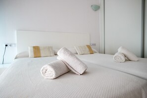 Bureau, rideaux occultants, Wi-Fi gratuit, draps fournis