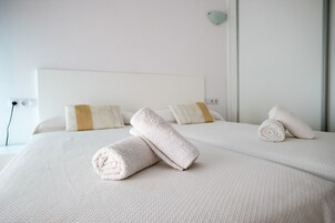 Escritorio, cortinas opacas, wifi gratis y ropa de cama