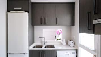 Full-sized fridge, microwave, oven, dishwasher