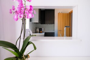 Full-sized fridge, microwave, oven, dishwasher - S'alamera Suites Hotel & Apartments (Santa Eulalia del Rio)