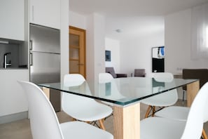 Apartamento, 3 quartos, terraço | Opções para refeição no quarto
