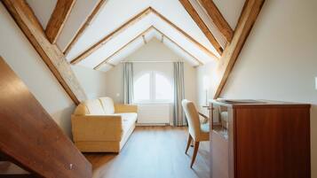 Standard-Suite | Zimmersafe, Schreibtisch, Verdunkelungsvorhänge, schallisolierte Zimmer