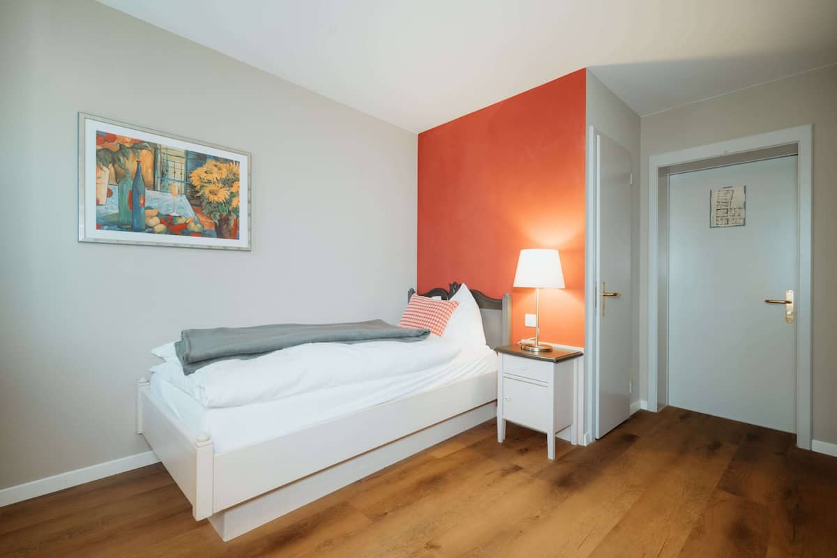 Quarto solteiro standard | 1 quarto, cofres nos quartos, escrivaninha, cortinas blackout